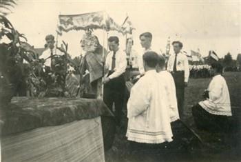 Intocht van het Allerheiligste bij gelegenheid van de KAJ sportdag 1946.; Foto Foto
