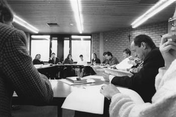 Prof. Nelissen (tweede van rechts) tijdens een vergadering met op de achtergrond een kruisbeeld; Foto Foto