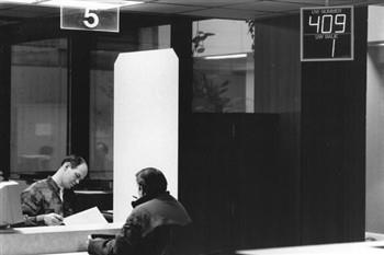 Een klant bij de balie van de sociale dienst; Foto Foto