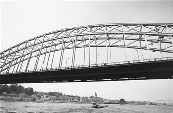 De Waalbrug met de Waalkade en toren Stevenskerk; Foto Foto