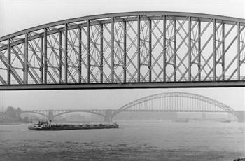 De spoorbrug met op de achtergrond de Waalbrug; Foto Foto