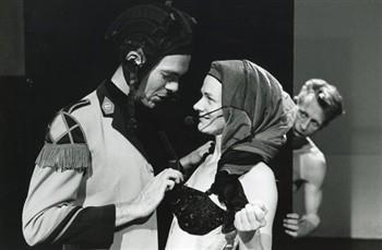 'Suver Nuver met Nachtwerk, v.l.n.r. Henk Zwart, Dette Glashouwer, Peer van den Berg'; Foto Foto