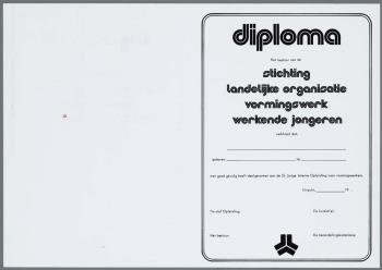 "Het bestuur van de stichting landelijke organisatie vormingswerk werkende jongeren verklaart dat... met goed gevold heeft deelgenomen aan de 2½-jarige Interne Opleiding voor vormingswerkers"; Diploma Diploma