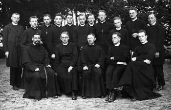 Bijeenkomst van de missieclubs van grootseminaries in Nederland. Zittend, in het midden: de assumptionist en latere archimandriet van Transjordanië p. Van Wijnhoven, staand, vierde van links: Wilhelmus Marinus Bekkers; Foto Foto