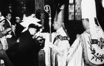 Bisschopswijding bij de Lazaristen (CM) te Helden-Panningen. De nieuwe bisschop met zijn moeder; Foto Foto