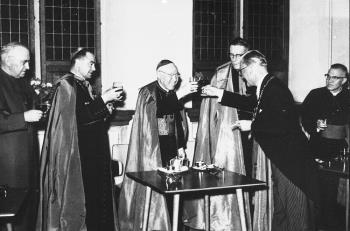 V.l.n.r.: mgr. Wilhelmus Marinus Bekkers, kard. Tien van Peking, prof. Regnerus Richardus Post en burgemeester Ch. Hustinx van Nijmegen; Foto Foto