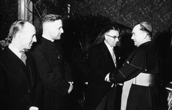 40-jarig jubileum van de Nederlandse Katholieke Gymnastiek Bond in Den Bosch. Mgr. Wilhelmus Marinus Bekkers (rechts); Foto Foto