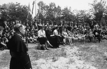 Daghvaert van de Nederlandse Gidsenbeweging te Schayk. Mgr. Wilhelmus Marinus Bekkers voert het woord; Foto Foto