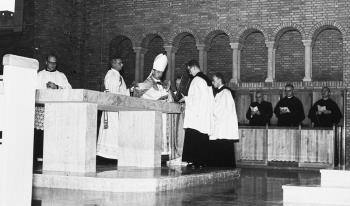 Altaarwijding van Missiehuis Theresia van de Assumptionisten door mgr. Wilhelmus Marinus Bekkers; Foto Foto