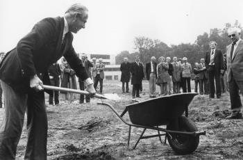 Van Rijn verricht de eerste spadesteek voor deel 2 A van de instituutsbebouwing.; Foto Foto