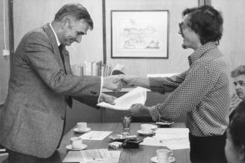 Petitie van de N.S. V.l.n.r.: de heer Van Lieshout en de heer Mes; Foto Foto