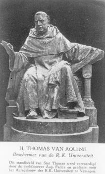 Beschermer van de R.K. Universiteit. Dit standbeeld werd vervaardigd door de beeldhouwer Aug. Falise en geplaatst voor het aulagebouw der R.K. Universiteit te Nijmegen; Foto Foto
