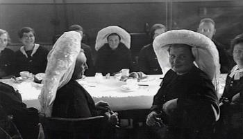 Koffietafel in Helmond op de bestuursledendag. Origineel bij de Noordbrabantsche Christelijke Boerenbond; Foto Foto