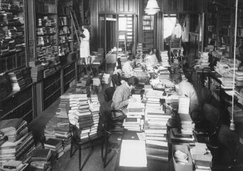 Interieur der RK Openbare Leeszaal tijdens de verbouwing Herengracht 415; Foto Foto