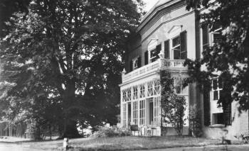 Bijschrift: "De Rees. Centraal Bureau Derde Orde. Voorgevel"; Foto Foto