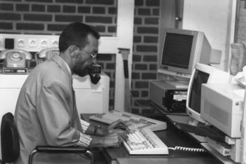 De wetenschappelijk medewerker in de computerhoek van het KDC; Foto Foto