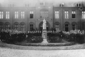 "Mariakinderen" van de kweekschool vóór het gebouw; Foto Foto