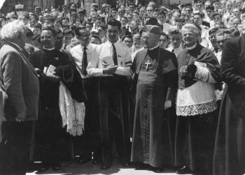 In het midden v.l.n.r.: Gerard van Bakel, mgr. Johannes Michaël Josephus Antonius Hanssen en mgr. Jozef Leo Cardijn; Foto Foto