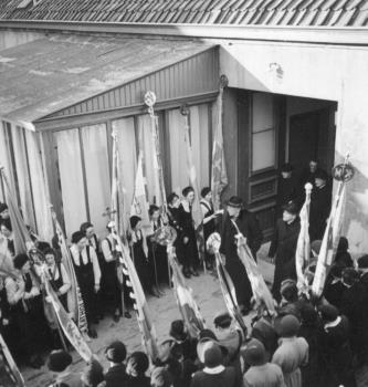 Inzegening van Huize "De Roos" aan de Rechtestraat door mgr. Arnolds Franciscus Diepen op Tweede Paasdag; Foto Foto