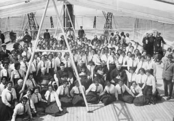 Mgr. Arnold Franciscus Diepen te midden van bisschoppen en K.J.V.-leden (= Katholieke Jonge Vrouwen) tijdens de reis naar Dublin op de "Marnix van St. Aldegonde"; Foto Foto