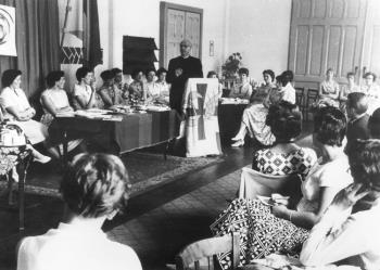 Nationale studiedagen voor VKAJ-districtsleidsters (Vrouwelijke Katholieke Arbeidersjeugdbeweging) in het Cenakel in Tilburg. Aalmoezenier Huyboom aan het woord; Foto Foto