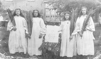 Bakelse bruiden in de processie op Palmzondag; Foto Foto