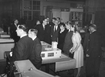 Audiëntie door paus Pius XII bij de aanbieding van de maquette "Radio Anno Santo"; Foto Foto