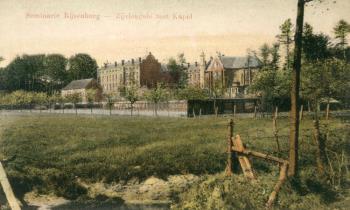 Gebouwen. Zijvleugel met de kapel; Foto Foto