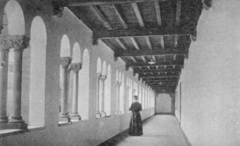 Interieur. Gang aan de noordzijde; Foto Foto