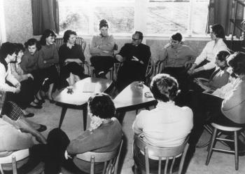 Groepsgesprekken met een geestelijke in de MAS (= Mater Amabilisschool); Foto Foto