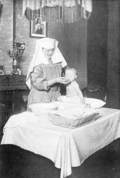 Overgenomen uit: Henri de Greeve SJ, Nonnen met schorten, 1931; Foto Foto