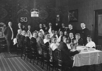 Personeel van de drukkerij in de kapittelzaal van het fraterhuis n.a.v. het gouden feest van C.D. (Kees) Kolen; Foto Foto