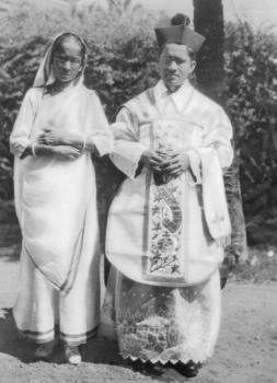 De neomist Stephanus Dias met zijn Indische moeder. Missie van Dacca in Bengalen; Foto Foto