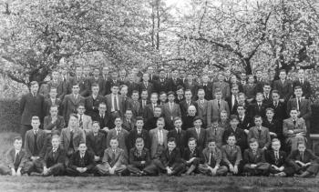 Internen. De grote partij (de oudste jongens) op de jaarlijks te maken foto met twee surveillanten. Links: br. Isodorus Vermeulen, rechts: br. Ignatius Onnickx. Achtergrond: boomgaard links van de oprijlaan; Foto Foto