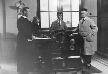 De directeur van het St. Henricusgesticht, fr. Willibrord (gebukt naast fr. Bonaventura) schakelt de electromotor van de Victoriapers in. Rechts: Ernest Gervais en Dorus Nass; Foto Foto