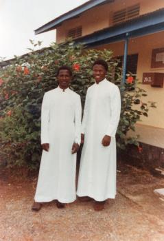 Ambrose Peter Turay (links), St. Paul's College Seminary te Gbarnga, Liberia, West-Afrika. Foto rondgestuurd door Mej. J. van de Laar(+) uit Heerlen met de bedoeling geld te verzamelen voor de neomist (links) voor zijn liturgische uitzet, zoals de gewaden en de kelk; Foto Foto