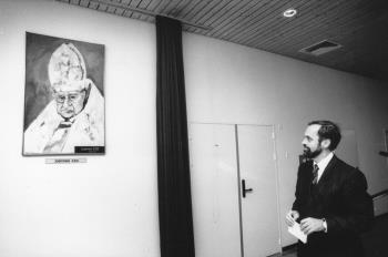 Onthulling van het geschilderde portret van paus Joannes XXIII van de kunstenaar Frederick Franck door J.R.T.M. Peters in de Joannes XXIII-zaal van de aula; Foto Foto
