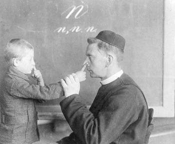 Br. Gonzalez Princen. Spreekonderricht aan een doof jongetje; Foto Foto