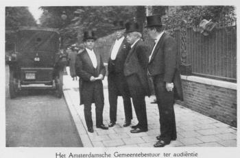 Boekjes. Onderschrift: "Het Amsterdamsche Gemeentebestuur ter Audiëntie"; Foto Foto