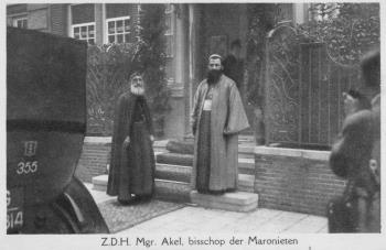 Boekjes. Onderschrift: "Z.D.H. Mgr. Akel, bisschop der Maronieten"; Foto Foto