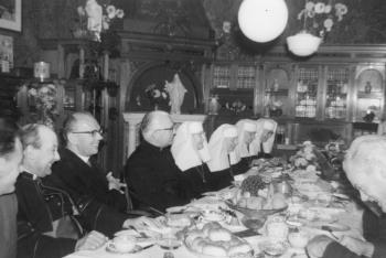 Feestelijk ontbijt b.g.v. 40 jaar in Haarlem. Rechts: de heer Hartenink van het bouwbureau; Foto Foto