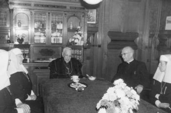 In het midden: mgr. Johannes Petrus Huibers en rechts: p. Jan Ligthart SJ, directeur; Foto Foto