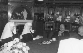 Mgr. Johannes Petrus Huibers op bezoek en pater J. Ligthart SJ; Foto Foto