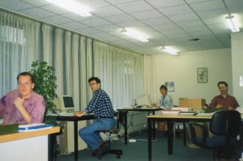 Werkruimte van het KAN in de benedenverdieping van de universiteitsbibliotheek. V.l.n.r.: Etienne van den Homberg, Harry van de Vorstenbosch, Dory Stoffelen en Robert Spanings; Foto Foto