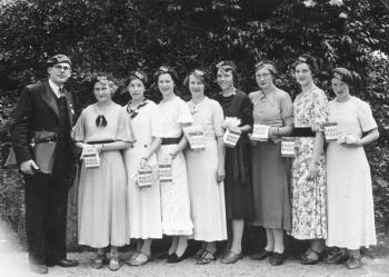 Radio Missie. KRO-collectrices (= Katholieke Radio Omroep) uit Bennebroek verkochten speldjes t.b.v. de KRO-wereld (missie)uitzendingen; Foto Foto