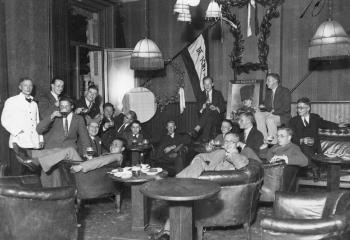 Zie: Exfoto, p. 44 boven; Foto Foto