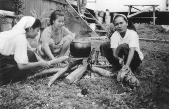 Indonesische zusters bereiden een feestmaaltijd ter ere van de inwijding van een huis in het binnenland bij Sintang; Foto Foto