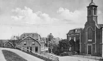 De oude kerk in Heteren, gebouwd door Gradus Neijenhuis, die in 1930 door een nieuwe kerk werd vervangen. De kleinzoon van Gradus Nijenhuis, Jos Neijnhuis jr., bouwde de nieuwe kerk en plaatste de stenen ballen die de voorkant van de oude kerk versierden en die zijn grootvader nog geplaatst had vóór zijn eigen huis; Foto Foto