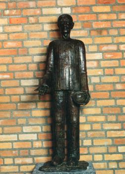 Bronzen beeld door zr. Jesualda Kwanten in de kerk; Foto Foto