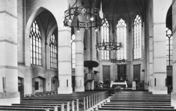 St. Walburgisbasiliek a.D. 1328 (absis 1851). Gehavend bij de slag om Arnhem, sept. 1944, in de oorspronkelijke vroeg-gotische stijl gerestaureerd (1946-1951); Foto Foto